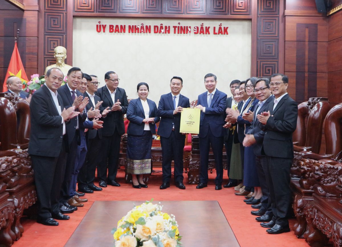 Đoàn công tác tỉnh Champasak (Lào) thăm, chúc tết tỉnh Đắk Lắk